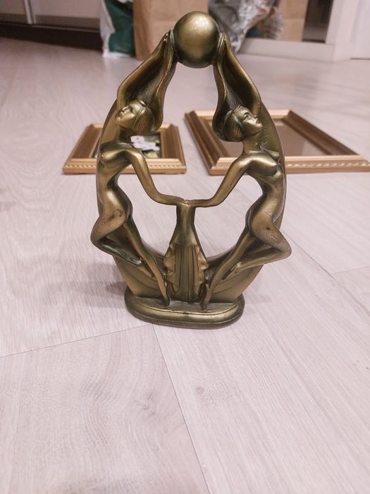 Статуэтка  красивая