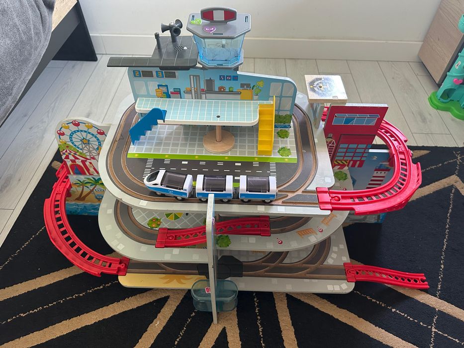 Set de joc Hape International - tren prin oras