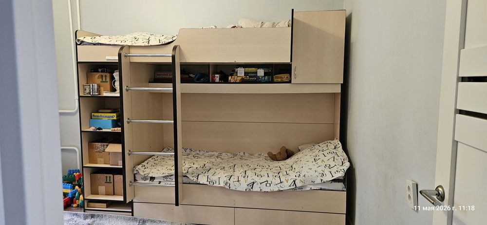 Продам двухярусную кровать с матрасами