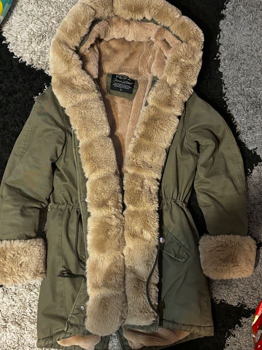 Зимна парка размер Л по етикет ,но всъщност отговаря на М