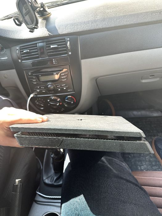 Play Station 4 model CUH-2116A