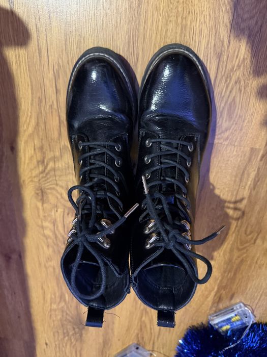 Черни боти с леко лачен ефект