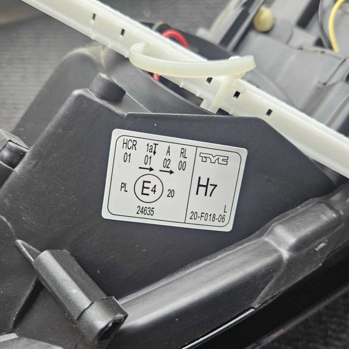 Ляв Фар Опел Корса Е