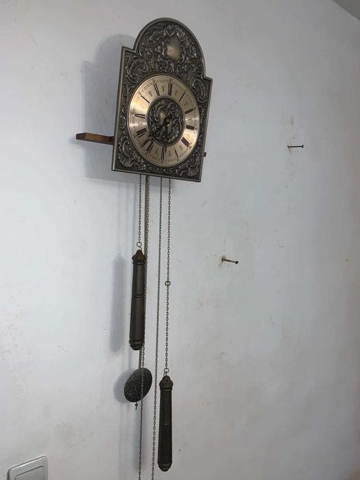 Ceas de perete cu greutati si pendula in carcasa de lemn
