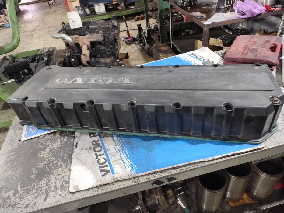 Крышка клапанов Volvo D12A