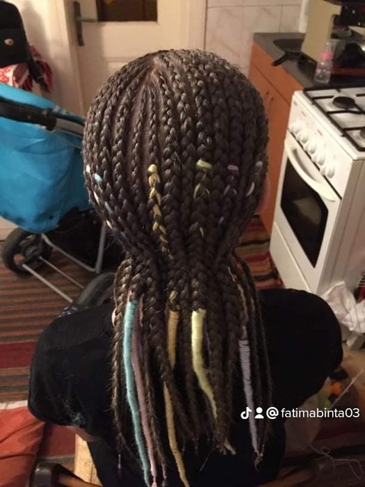 Codite afro cu extensii și împletituri afro