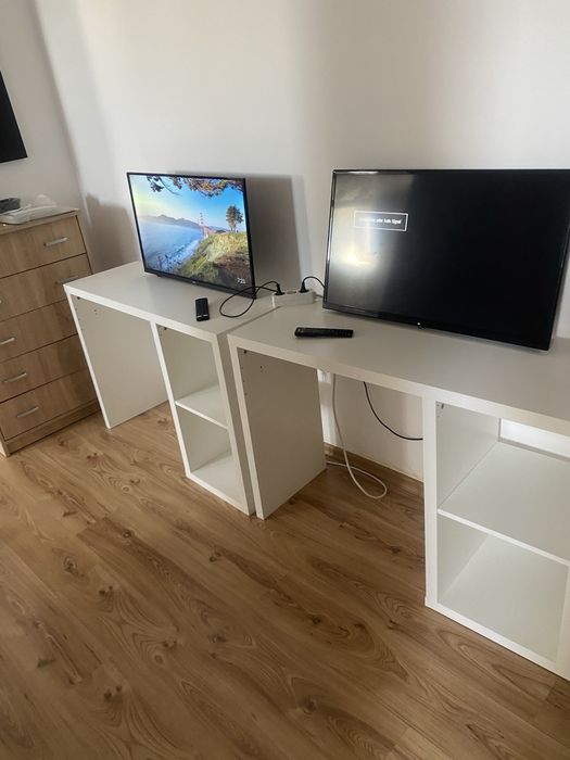 Pachet complet: 2 Televizoare 32" + 2 Birouri albe (Stare foarte bună)