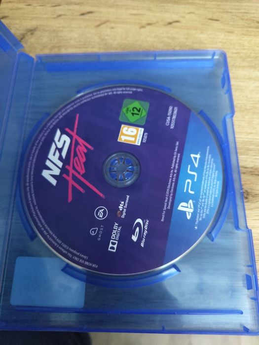 PS4 Pro + два контролера+ зарядна станция + 2 игри