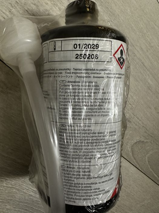 Kit compresor auto nou cu spuma, surubelnita, carlig tractare si husa