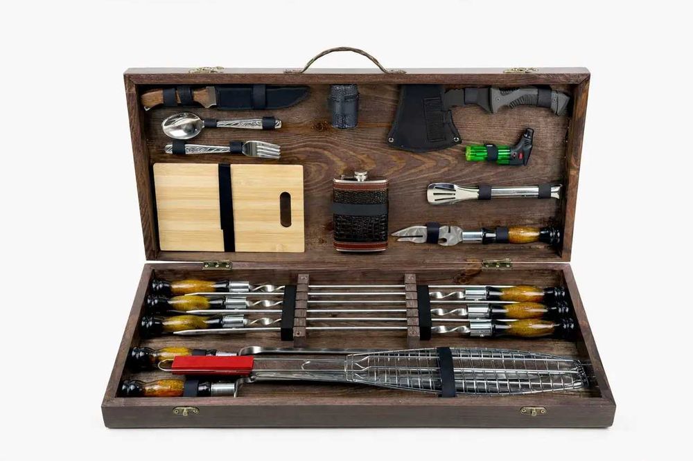 Set cadou cu 34 de frigărui într-o cutie pentru grătar și picnic