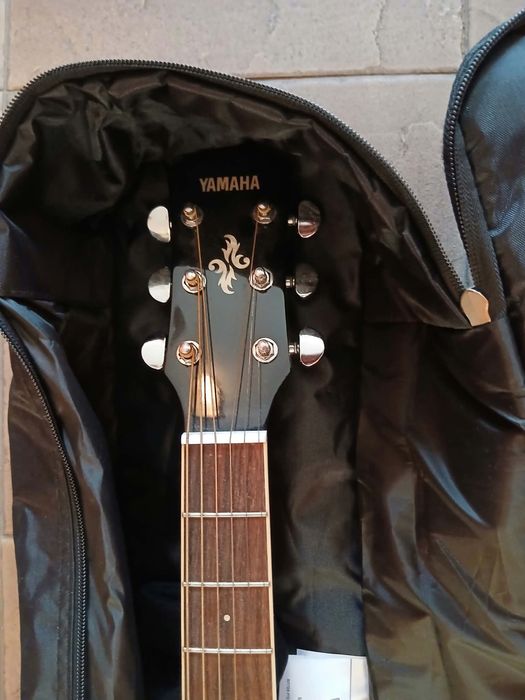 Електроакустична китара Yamaha APX 600 + Аксесоари