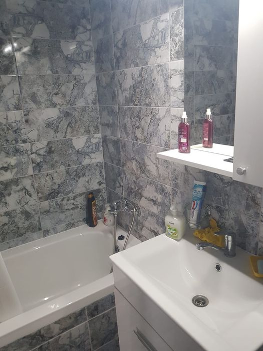Închiriez apartament cu 3 camere
