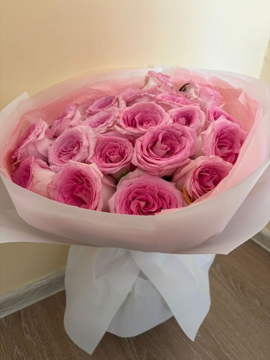 Красивый букет роз 25 шт