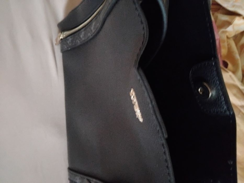 Продавам изгодно дамска чанта на Guess