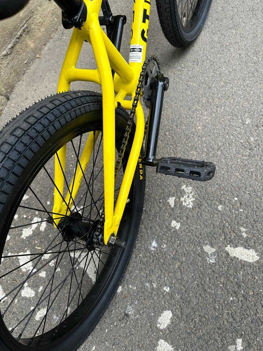 Bicicleta BMX GT ca Noua Galbena