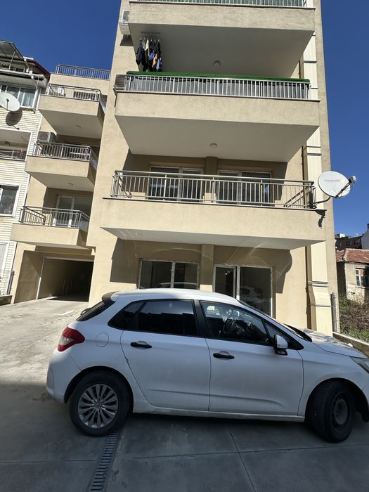 Продавам двустаен с дворно парко място в Трошево