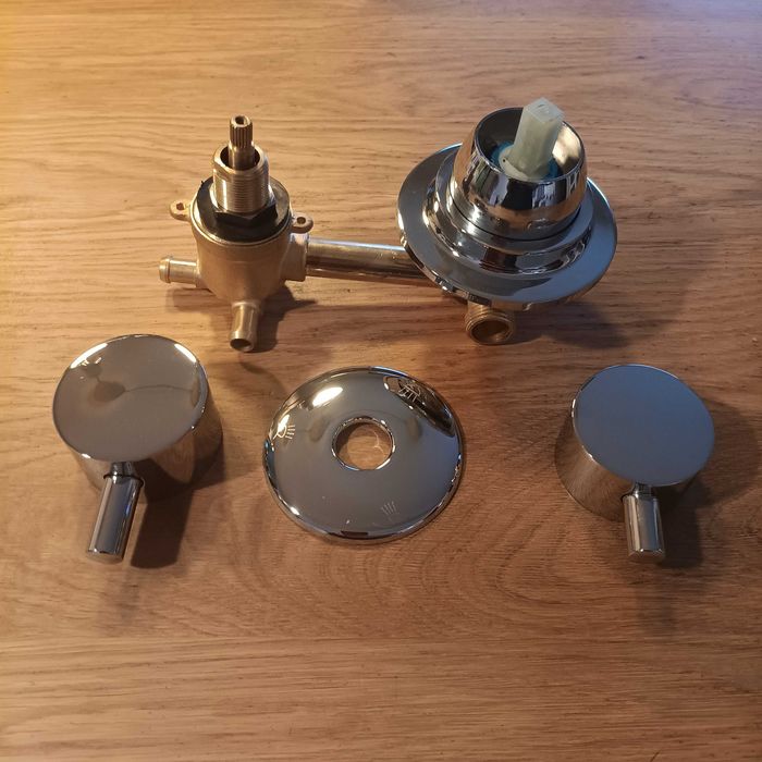 НОВ! Стенен смесител, 3 изхода, Intubation модел 10 см, месинг, хром