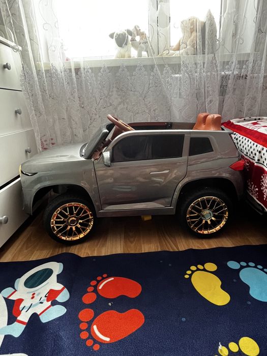 Детская машинка на пульту