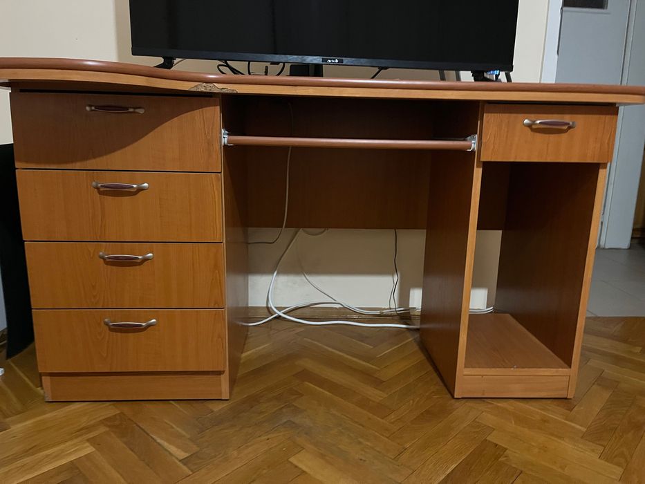 Бюро, подходящо за компютър с шкафове, от дърво