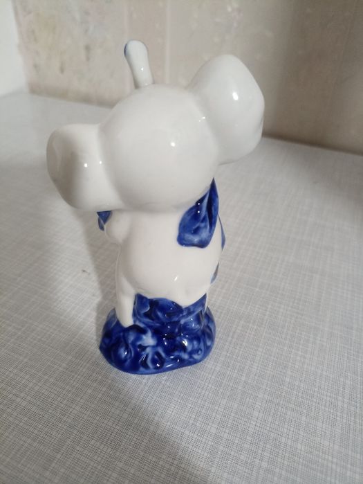 Продам фарфоровую статуэтку слоника