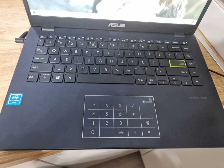 Vand laptop Asus