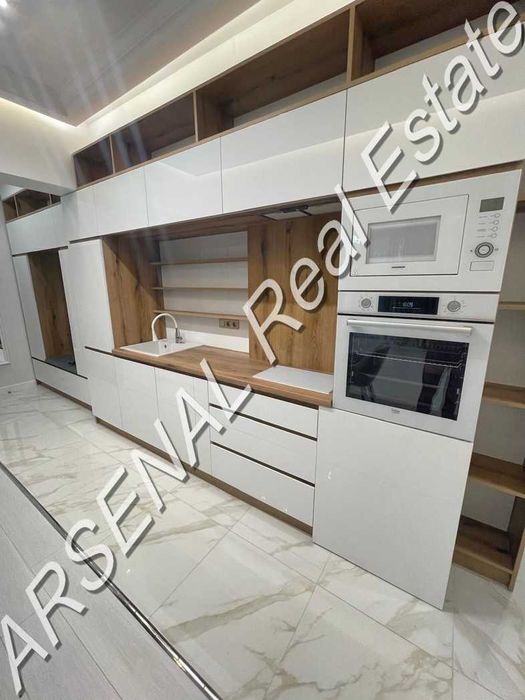 Дава се под наем Тристаен апартамент в София, Център - 100 кв.м за 1500 € - Снимка #2