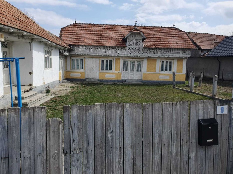 Casă + teren de vânzare in comuna Casin Zona Centrala