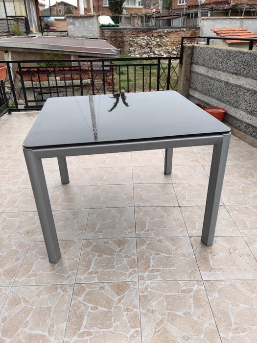 Стъклени маси и прахово боядисани стелажи