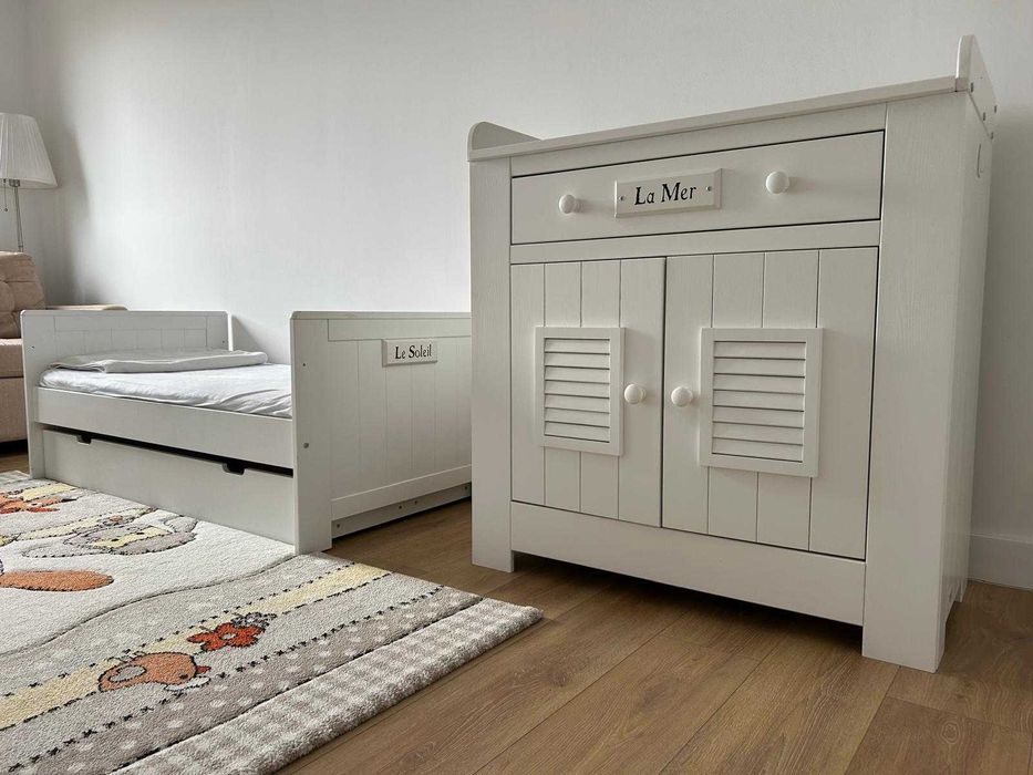 Mobilă completă cameră copii/bebe lemn alb + canapea Mobexpert + masuta de activitati cu 2 scaune IKEA