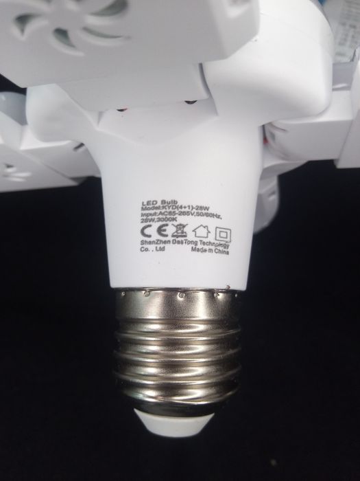 Led лампа със сгъваеми перки