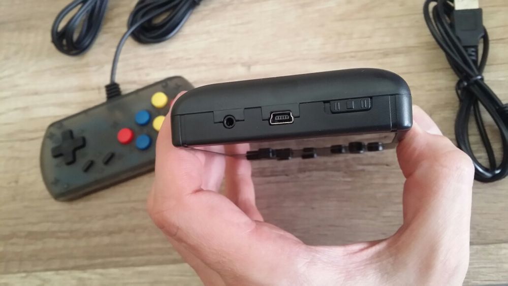 8 битова конзола - джобна със 168 вградени игри+джойстик за 2ри играч