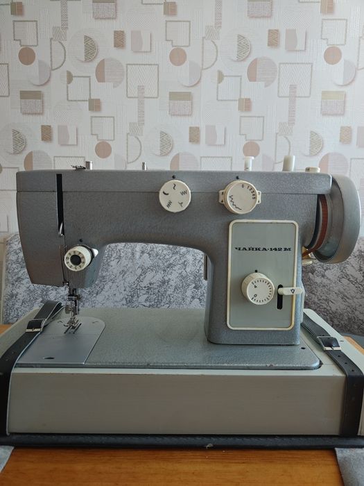 Продам швейную машину "Чайка 142М".