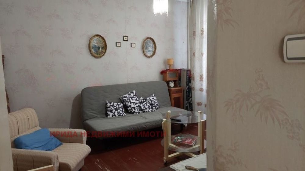 Двустаен апартамент до пл. Славейков