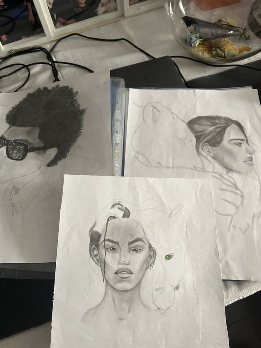 fac orice desene, portrete oameni, animale.