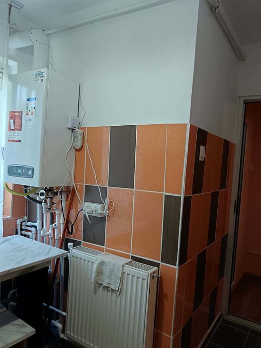 vanzare apartament decomandat cu doua camere, etajul trei