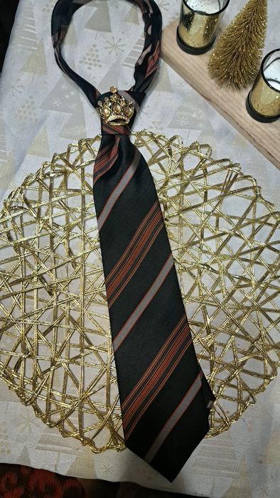 Дамска вратовлъзка с аксесоар