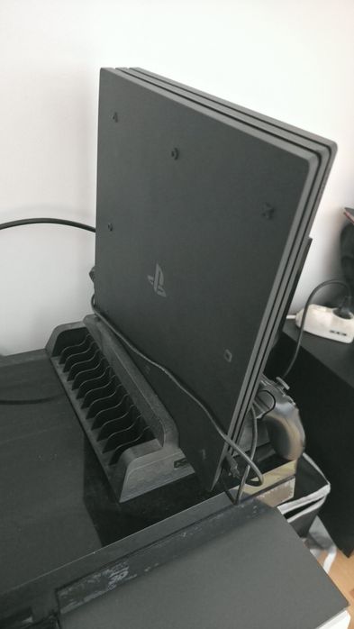 Vand PS 4 PRO într-o stare excelentă