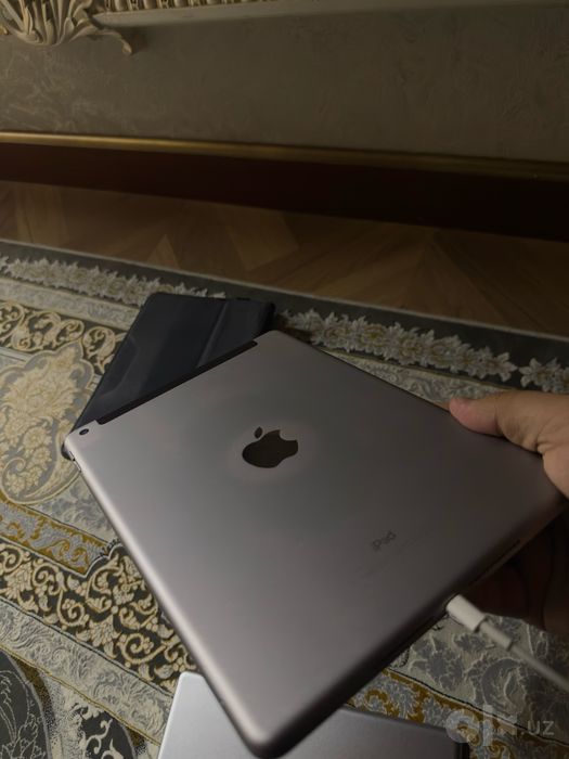 Продам два айпад iPad th5 и 6th