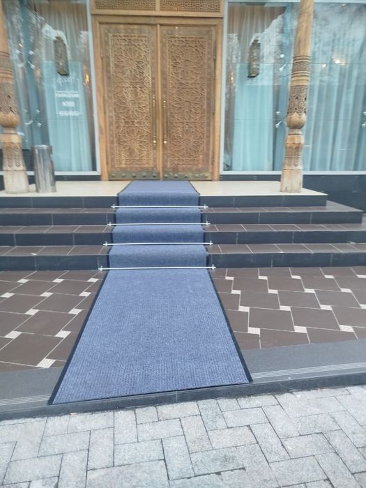 Установка на лестницу коврик