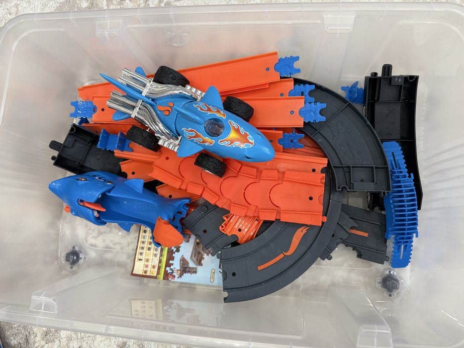 Продам 12 наборов hotweels ( хотвилс)