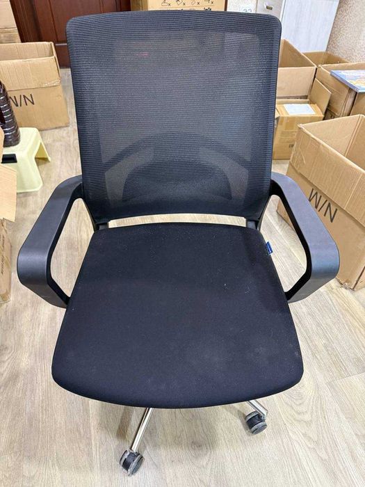 Продаётся полный комплект офисной мебели (6 предметов)