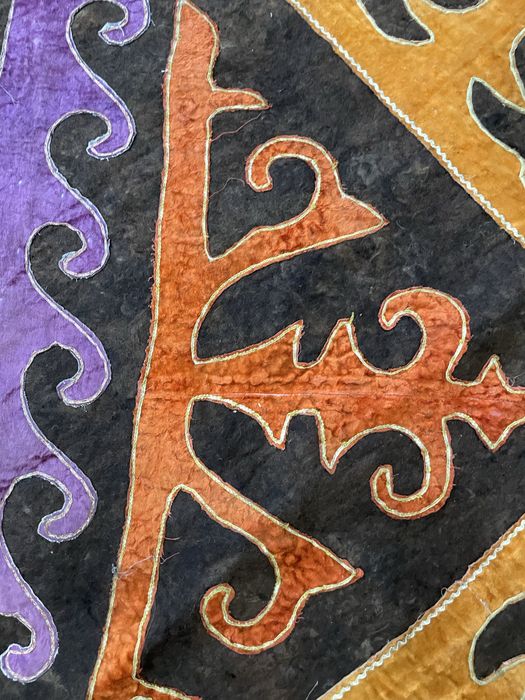 Тус кииз (ковер из войлока)