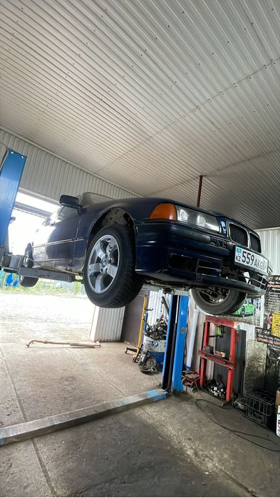 Подам BMW 318  год 93