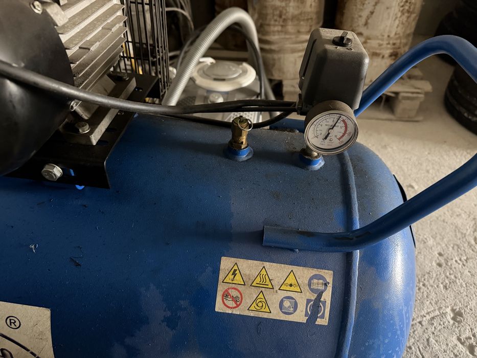 Професионален бутален компресор 200L