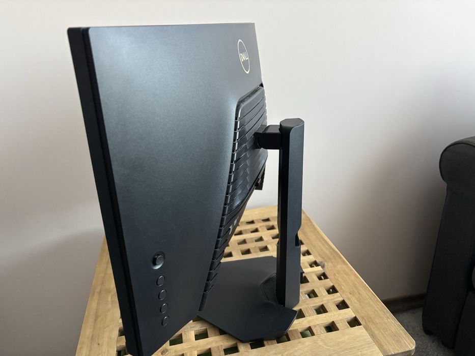 Продавам геймърски монитор DELL