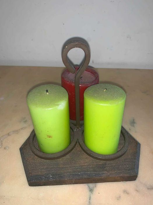 Suport de trei lumanari din fier forjat asezat pe suport de lemn