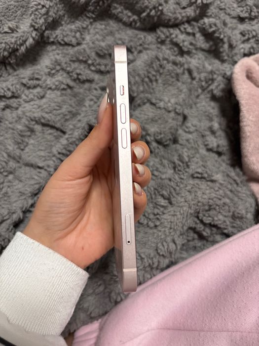 Продавам iPhone 13 с  леки следи от употреба.