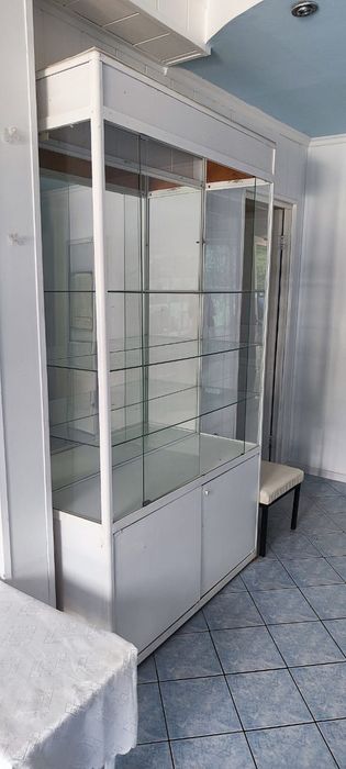 Стеклянная витрина