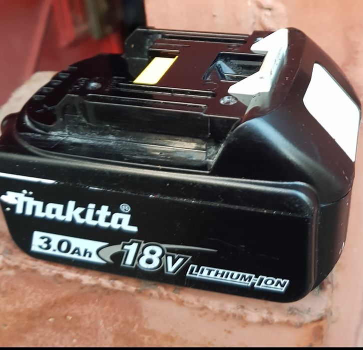 Vând aspirator auto Makita DCL 184 la 18v , fara fir.