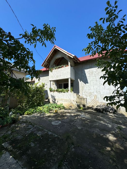 Vand casa cu mansarda